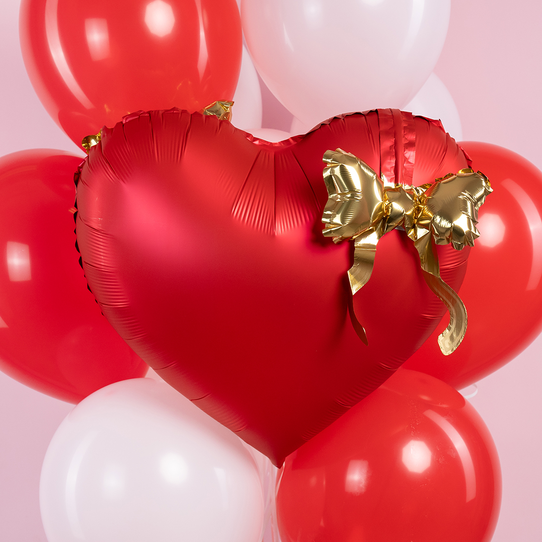 Сердце красное с золотым бантом шар фольгированный с гелием