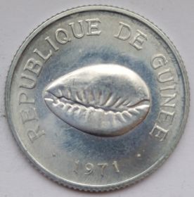 Ракушка 50 каури  Гвинея  1971 UNC