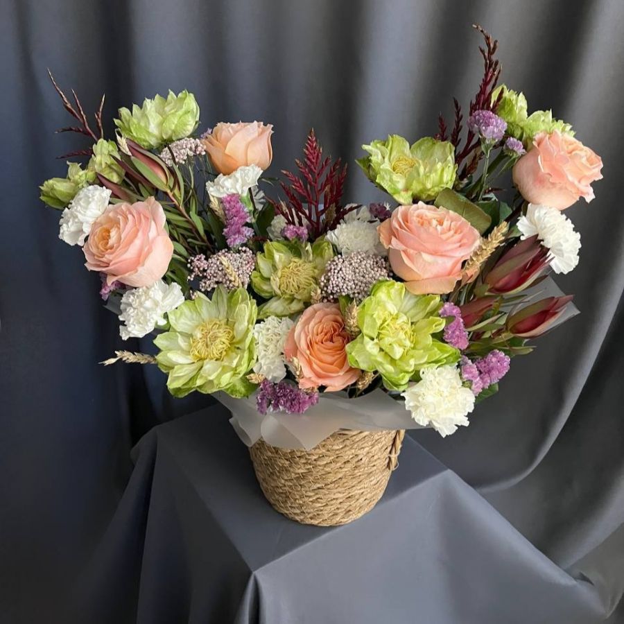 Большая корзина с цветами