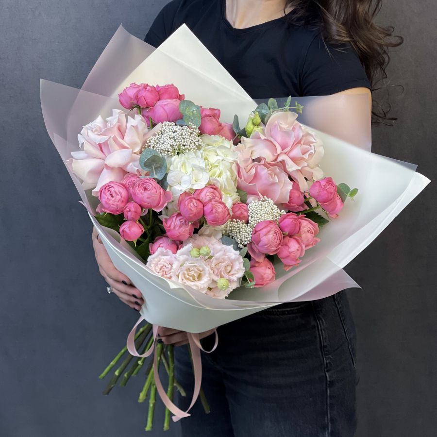 Яркий сборный букет из роз и эустомы