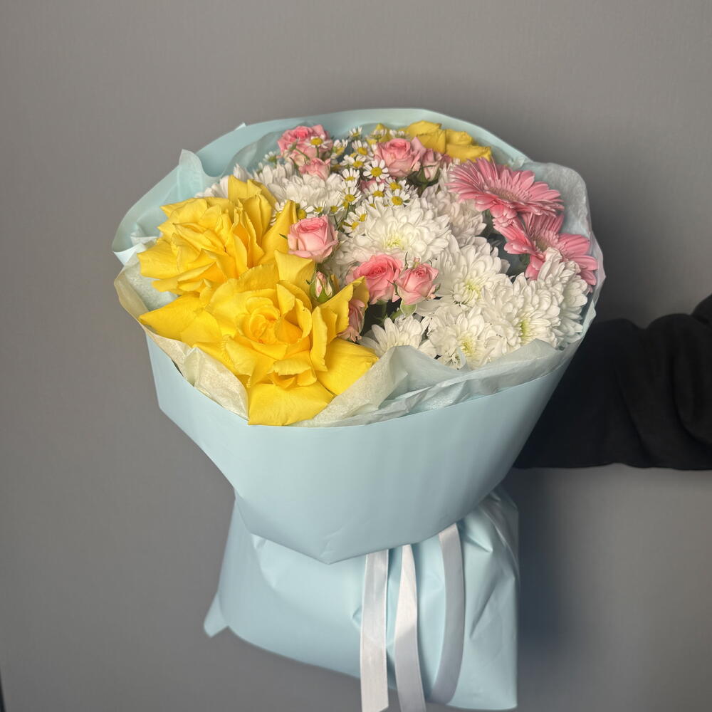 Букет «Летняя свежесть» с жёлтыми французскими розами и герберой