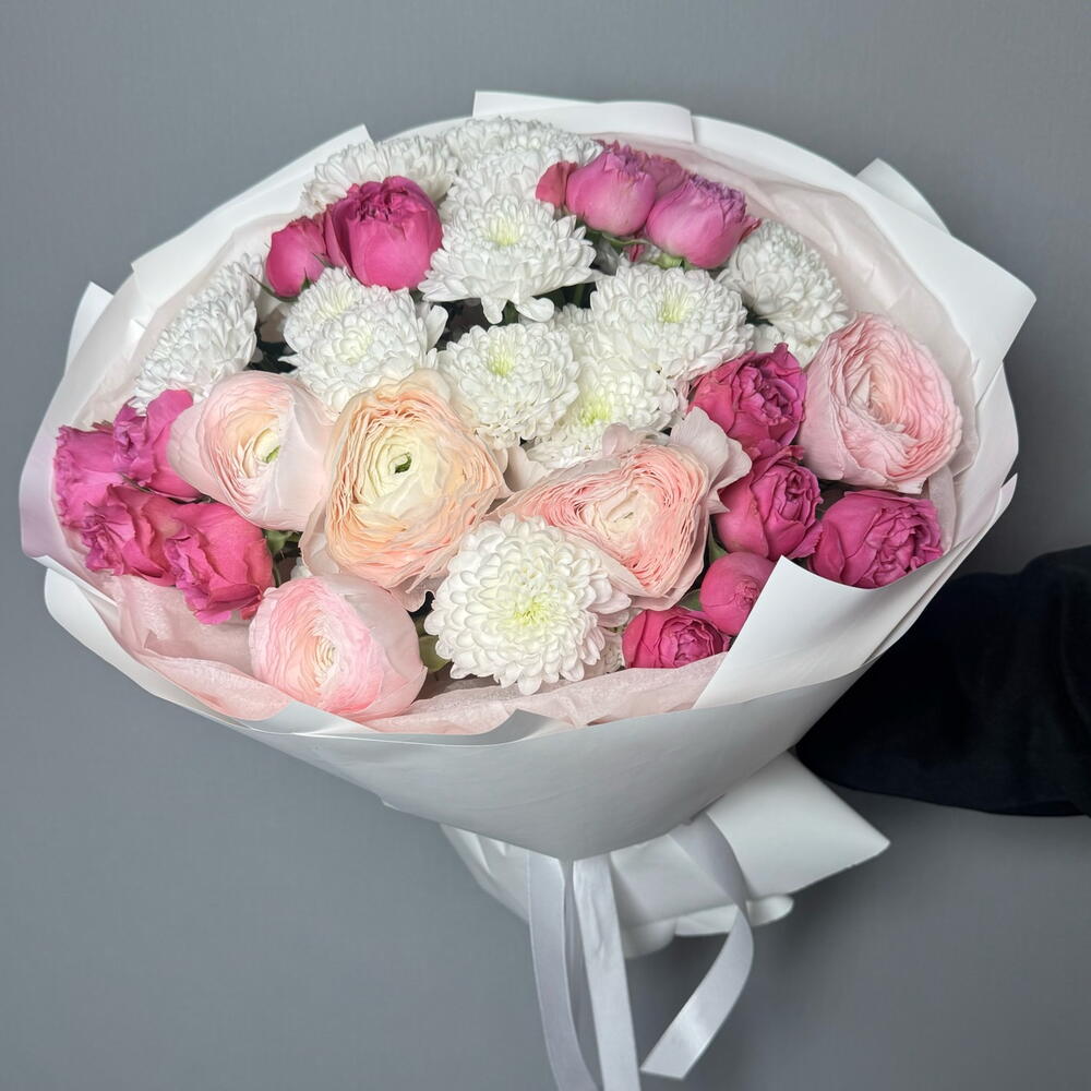Нежный букет с пионовидными розами и ранюнкулюсами