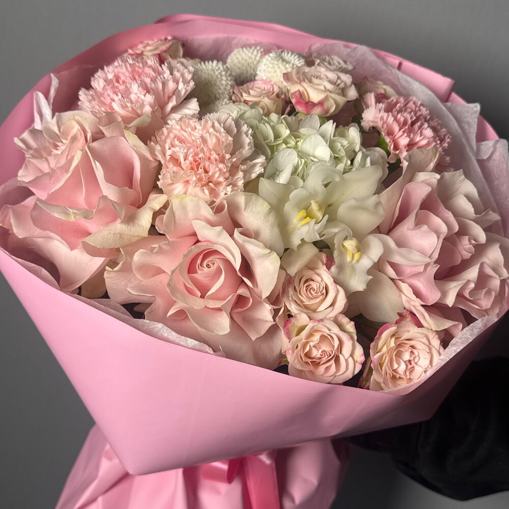 Сборный розовый букет с французскими розами и орхидеей