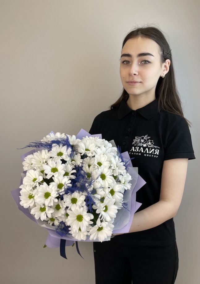 Нежный букет из кустовой хризантемы и листьев Аспарагуса