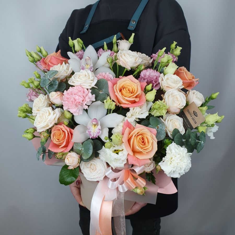 Большая коробка с орхидеей и пионовидной розой