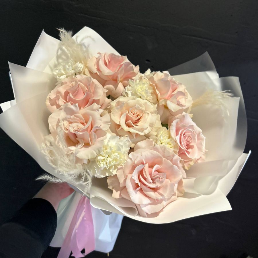 Букет "Воздушный"/розы французские/диантусы