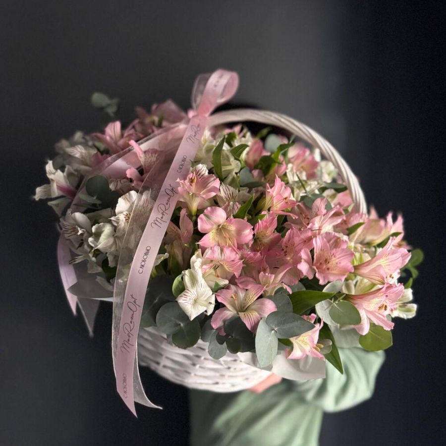 Корзина с альстромериями и эвкалиптом