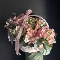 Корзина с альстромериями и эвкалиптом