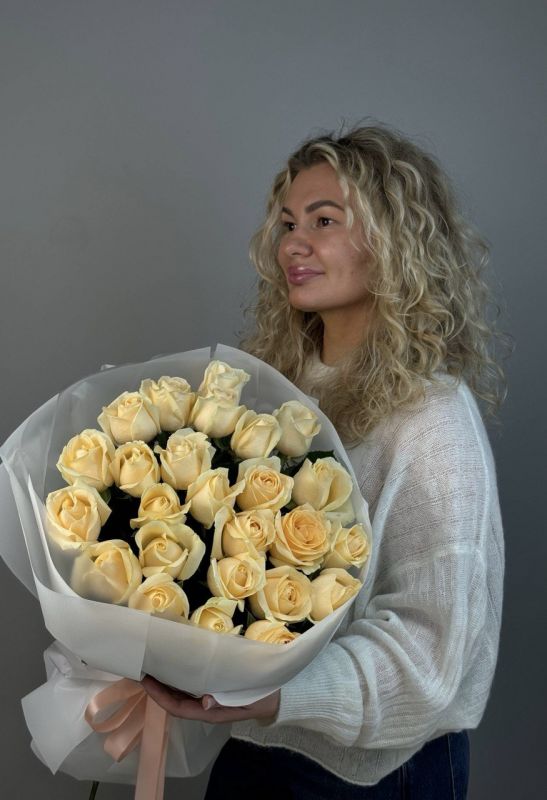 Букет из 25 кремовых роз