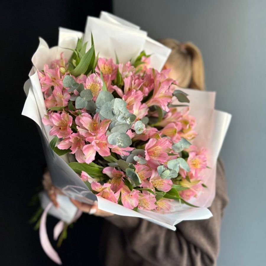 Букет из альстромерий с эвкалиптом