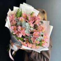 Букет из альстромерий с эвкалиптом