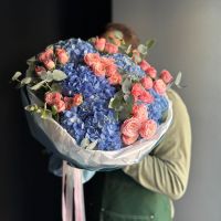 Букет "С Днем рождения"/гортензия/кустовые розы/эвкалипт