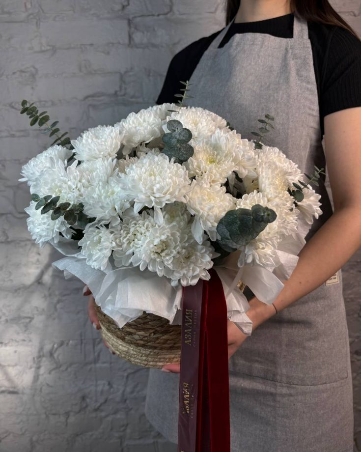Корзина с белой хризантемой и эвкалиптом