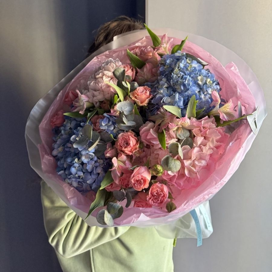 Букет "Повод для улыбки"/гортензия/кустовая розы/альстромерии/эвкалипт