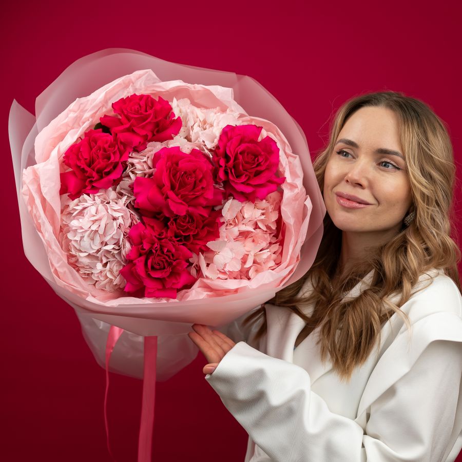 Букет розовых роз и гортензий