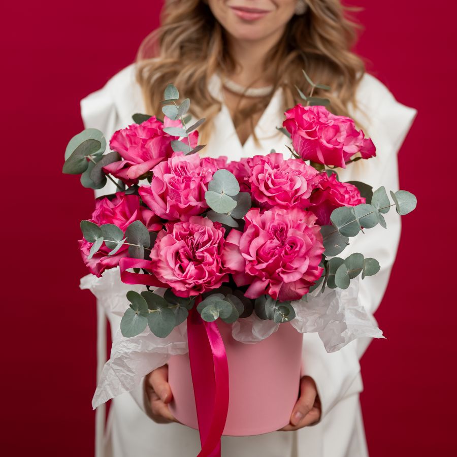 Шляпная коробка из пионовидных роз №2