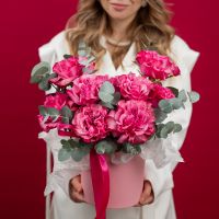 Шляпная коробка из пионовидных роз №2