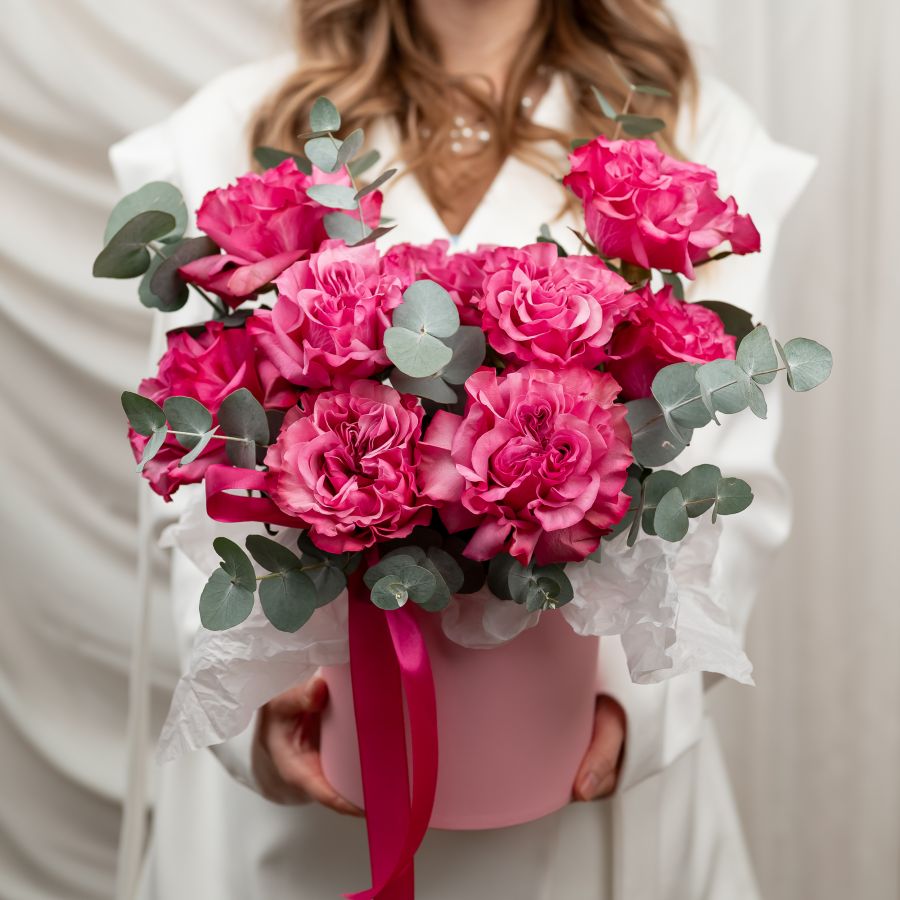 Шляпная коробка с розовыми французскими розвами