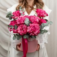 Шляпная коробка с розовыми французскими розвами