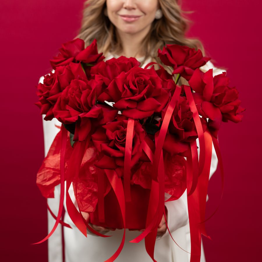 Коробка из красных французских роз с лентами