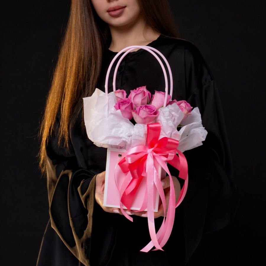 9 розовых роз 40 см Кения в сумочке