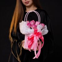 9 розовых роз 40 см Кения в сумочке