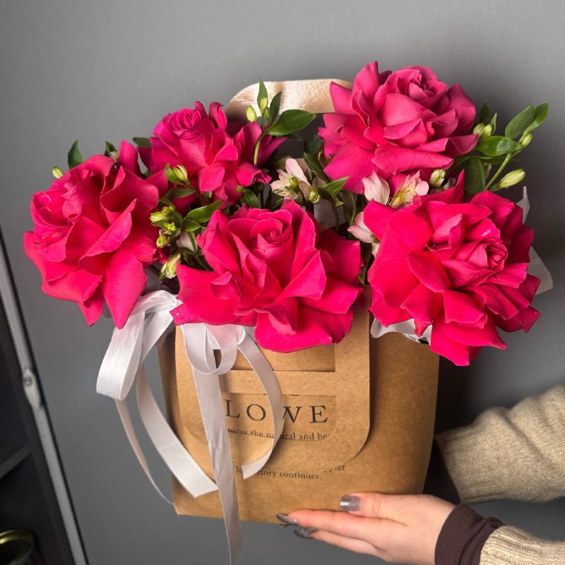 Сумочка крафт с французской розой и альстромерией