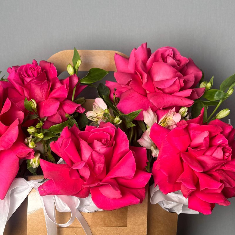 Сумочка крафт с французской розой и альстромерией