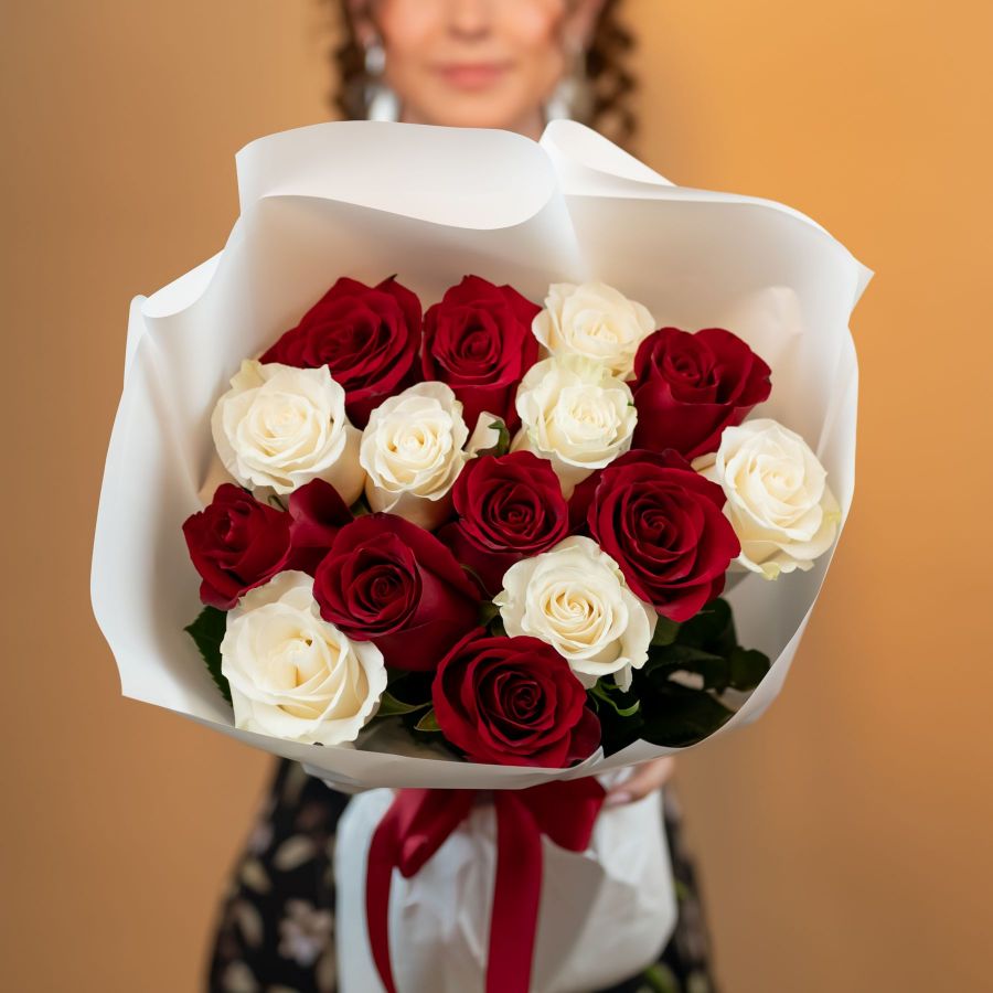 Красная и белая роза от 7 шт (60см)