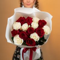 Красная и белая роза от 7 шт (60см)