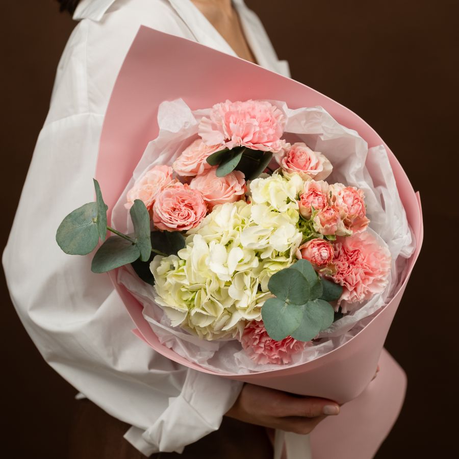 Букетик из гортензии и диантусов