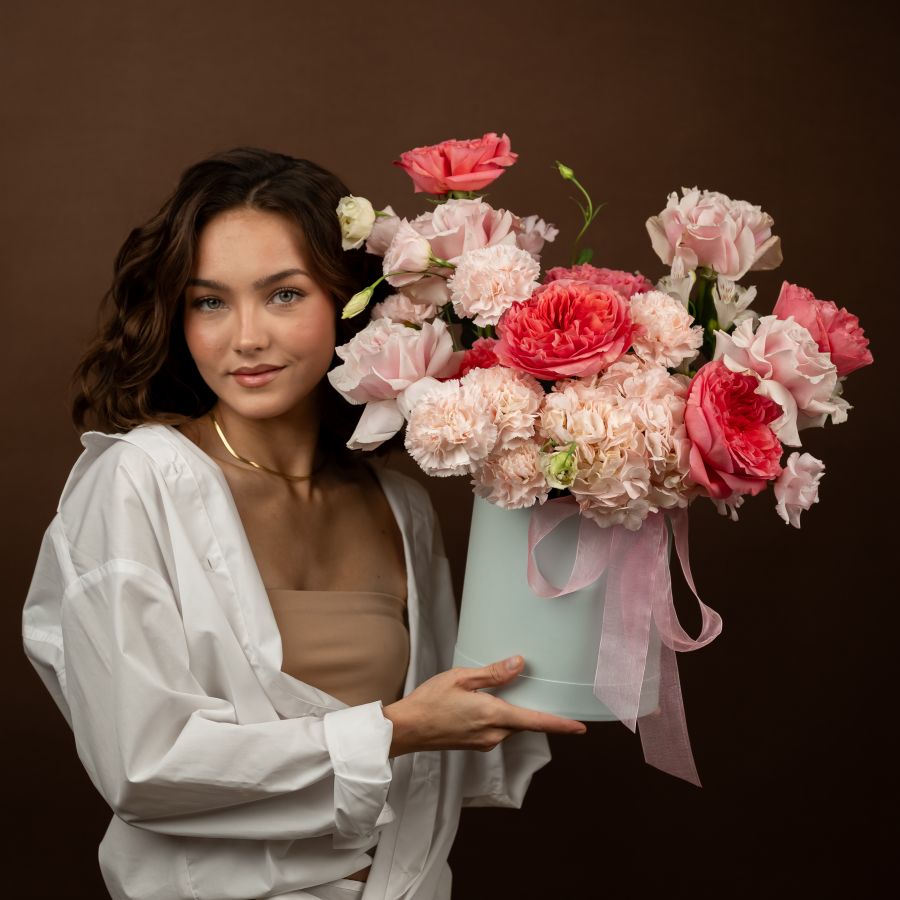 Композиция из французских роз и эустомы