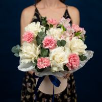 Композиция из французской розы и альстромерии