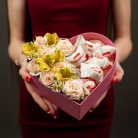 Композиция в коробке сердце с розами и конфетами