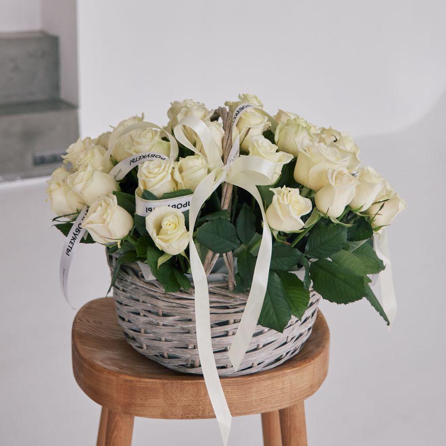 51 белая роза 50 см в корзине