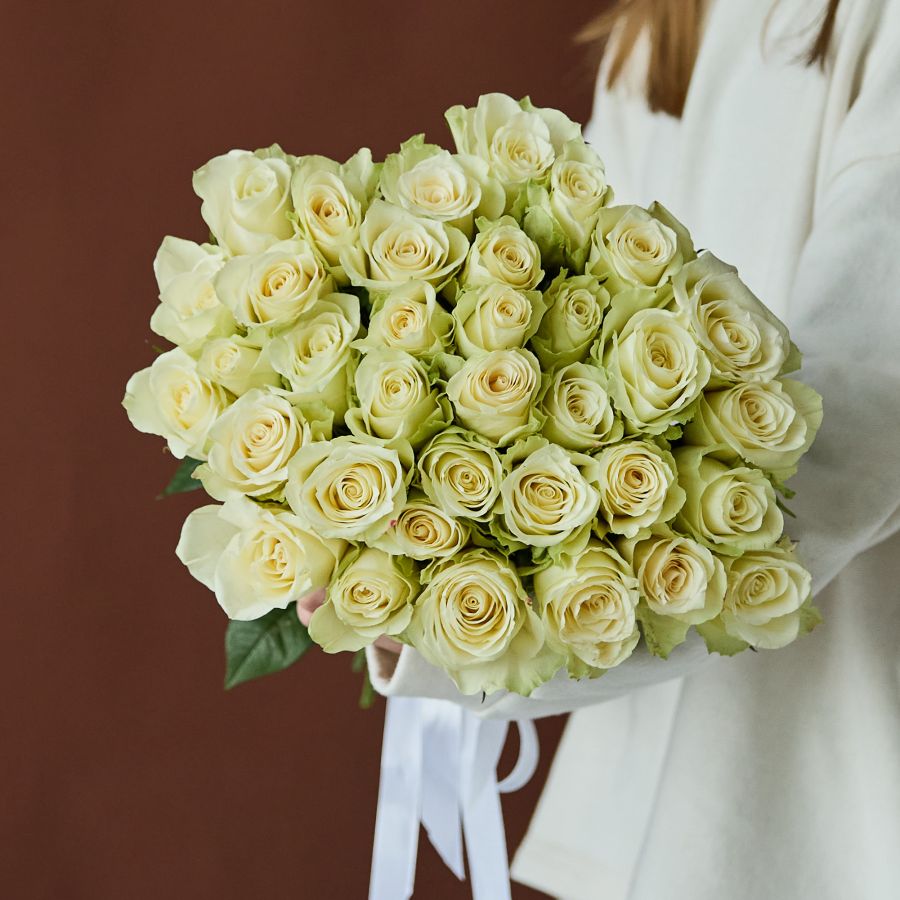 Белые розы 60 см под ленту (от 11 шт)