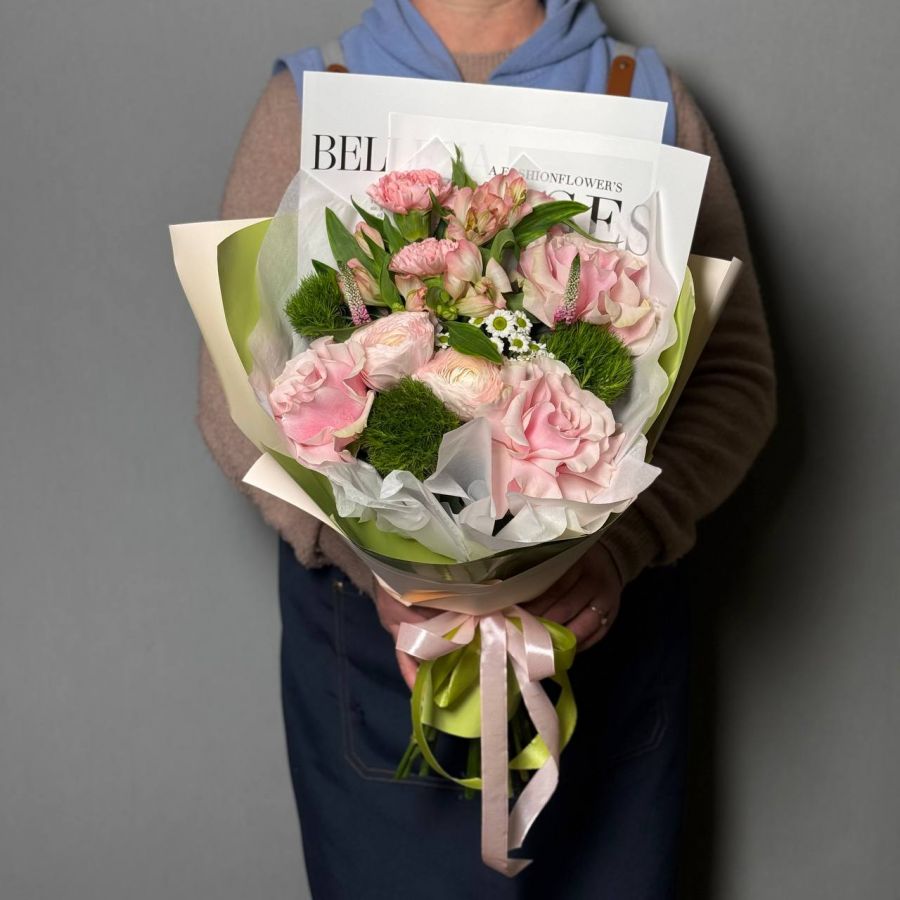 Букет из ранюнкулюсов и роз