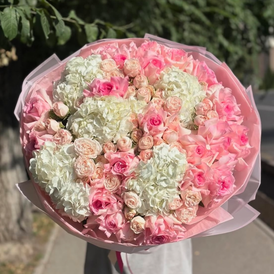 Букет Роз и Гортензии в упаковке