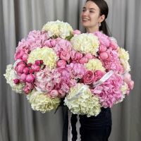 Букет-гигант из гортензий и пионовидных кустовых роз