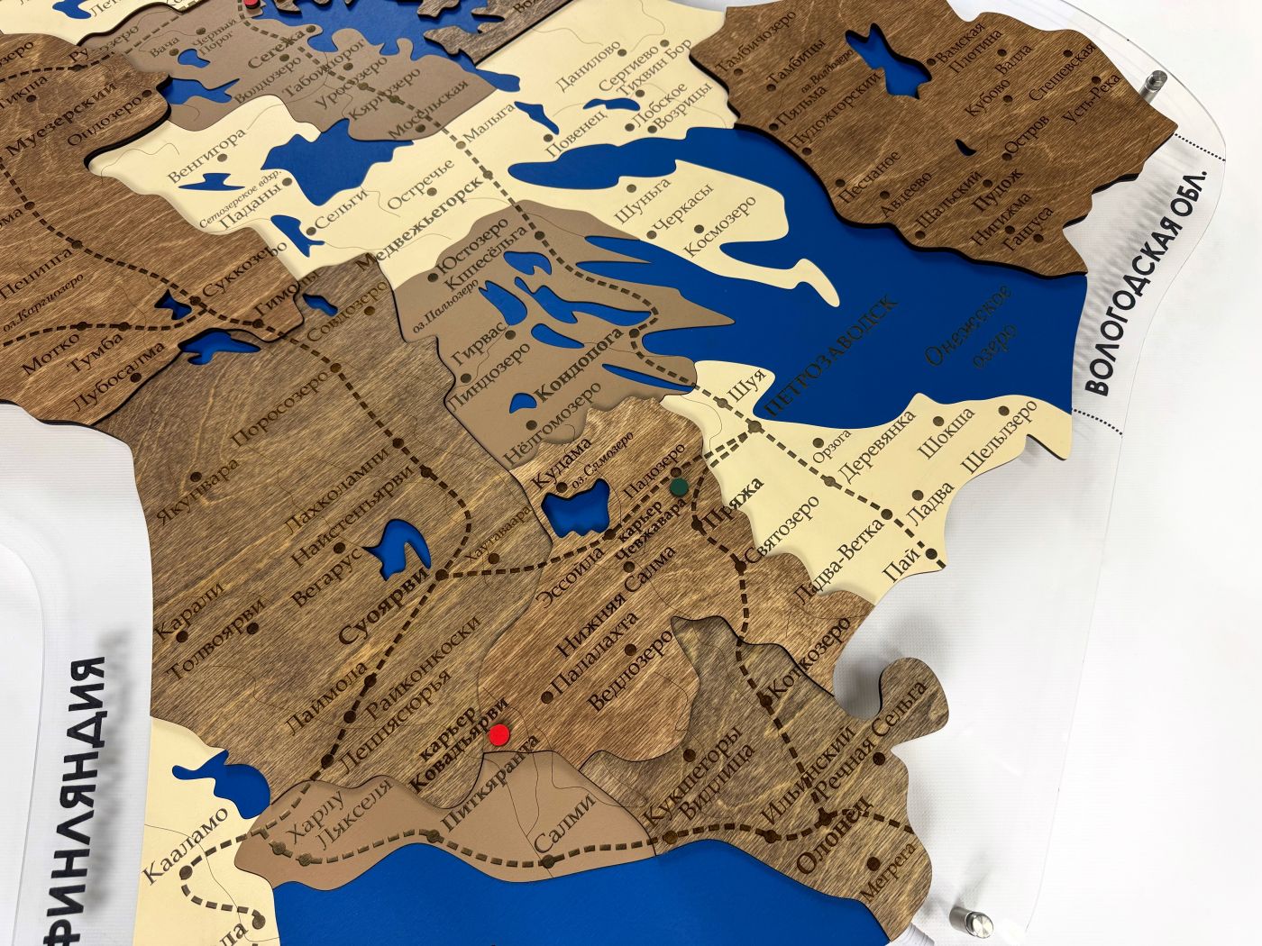 Карта республики Карелия из дерева, многоуровневая, на подложке из орг.стекла