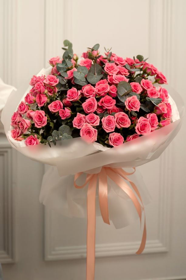 Букет из кустовых премиальных Роз с эвкалиптом "Эстетика чувств"