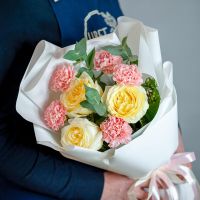 Букет с садовой розой и розовыми диантусами в светлых тонах