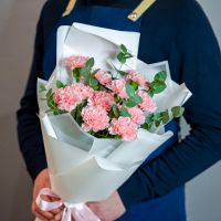 Букет розовых диантусов с эвкалиптом в оформлении