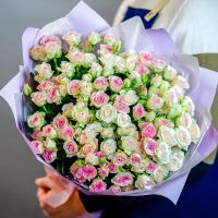 Букет нежных кустовых роз в оформлении