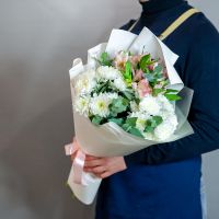 Нежный букет кустовая хризантема, розовая альстромерия и эвкалипт