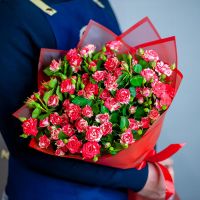 Букет ярких кустовых роз в в красном оформлении