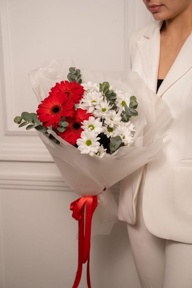 Букет из хризантем и гербер "Приятный момент"