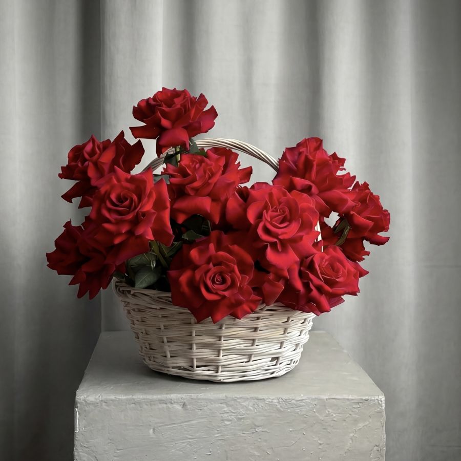 Корзина с алыми французскими розами