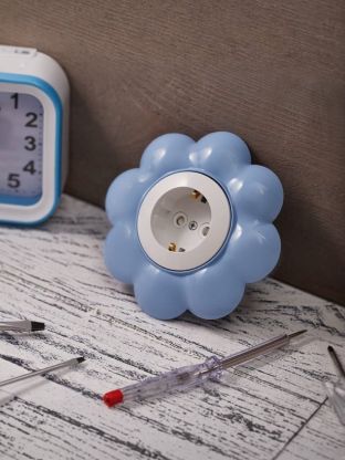 Розетка скрытой установки, 1 гнездо, с заземлением, 16 А, 220-250 В, с защитными шторками, термопластик, IP20, белый, голубой, Kranz, Happy, KR-78-0628