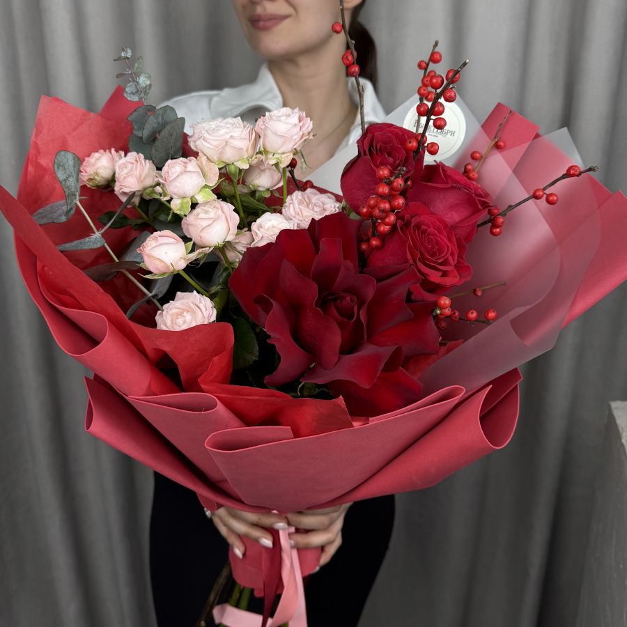 Сборный букет с розами и иллексом